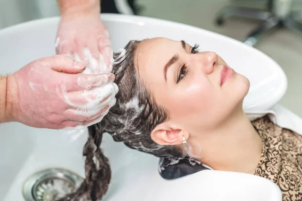 Jong Kaukasische Vrouw Het Krijgen Van Wassen Haar Haar Spoelbak — Stockfoto