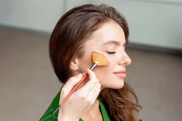 Makeup Artist Använder Smink Borste Gäller Torr Kosmetisk Tonal Foundation — Stockfoto