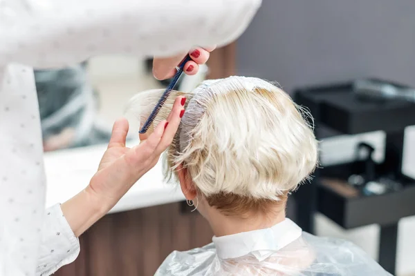 Close Mãos Cabeleireiro Estão Penteando Cabelo Branco Cliente Fundo Salão — Fotografia de Stock