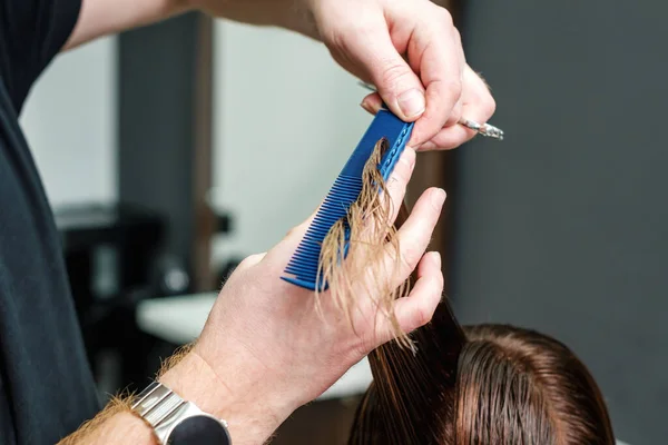 Zblízka Kadeřník Stříhání Vlasů Ženy Salonu Krásy — Stock fotografie