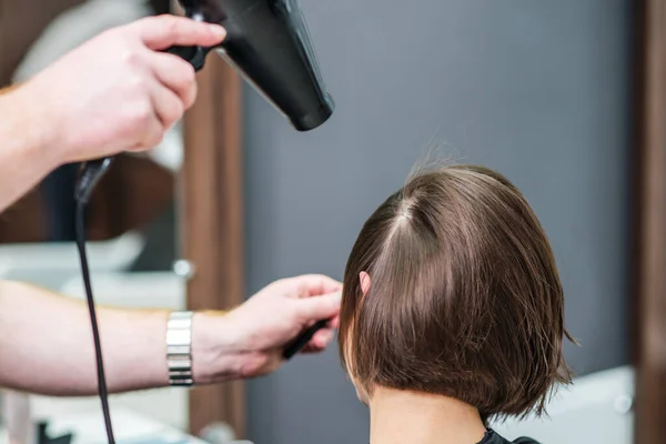 Zbliżenie Profesjonalny Fryzjer Jest Suszenie Włosy Kobiety Widok Tyłu Salonie — Zdjęcie stockowe