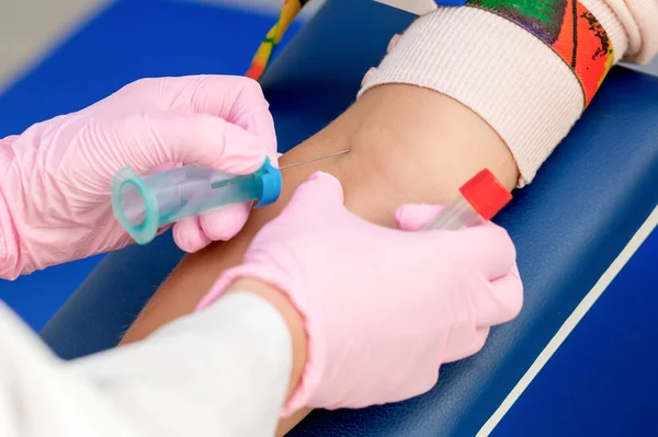 Krankenschwester Entnimmt Einer Patientin Auf Der Analyse Blutproben — Stockfoto