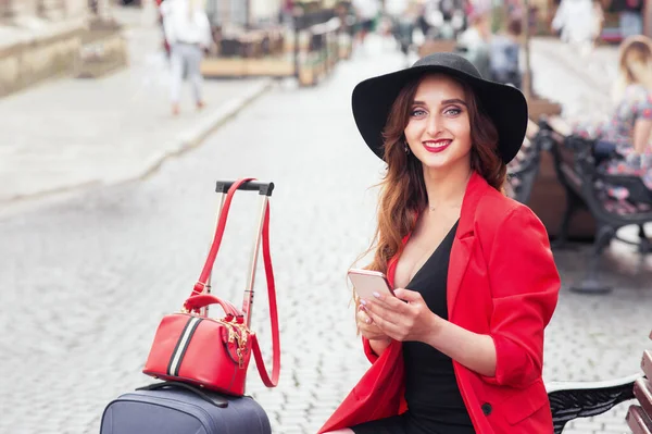 Retrato Uma Menina Viagem Sorridente Está Sentado Fora Com Telefone — Fotografia de Stock