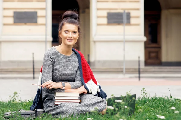 Studentisches Mädchen Mit Büchern Sitzt Auf Gras Der Nähe Des — Stockfoto