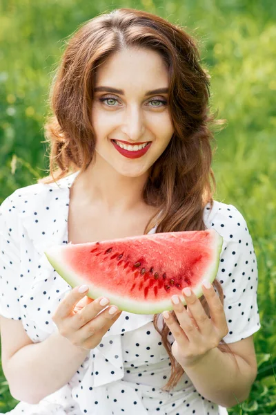 Portrét Krásné Usmívající Mladé Ženy Držící Plátek Melounu Zeleném Travnatém — Stock fotografie