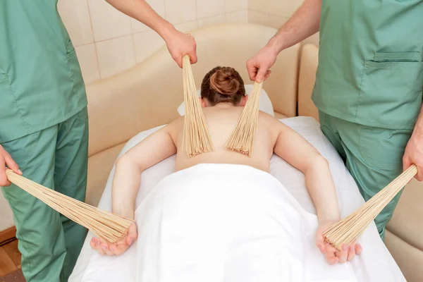 Bamboe Bezems Rug Van Jonge Vrouw Tijdens Massage Vier Handen — Stockfoto