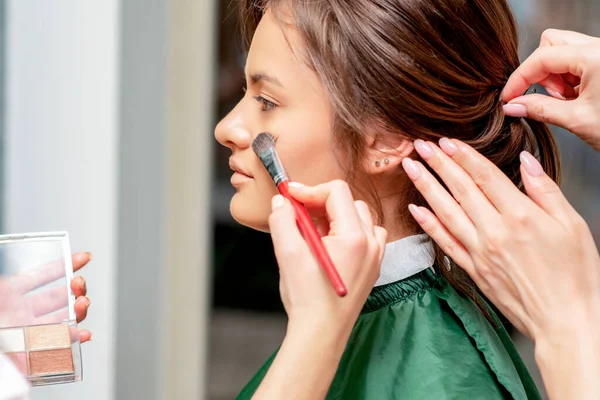 Närbild Professionell Makeup Artist Och Frisör Arbetar För Kvinnlig Klient — Stockfoto