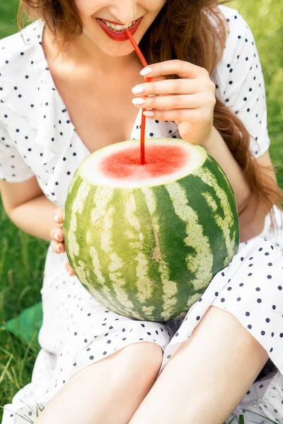 Detailní Záběr Mladé Ženy Pití Celého Melounu Koktejlovou Slámou Usmívající — Stock fotografie