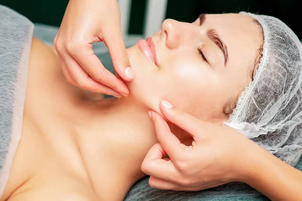 Massagem Queixo Mulher Jovem Durante Massagem Facial Salão Beleza — Fotografia de Stock