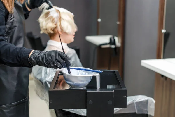 Peluquería Con Guantes Negros Teñir Pelo Una Mujer Peluquería Está — Foto de Stock