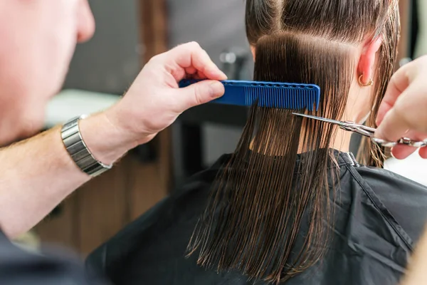 Kadeřník Stříhání Vlasů Ženy Zblizka Zadní Pohled — Stock fotografie