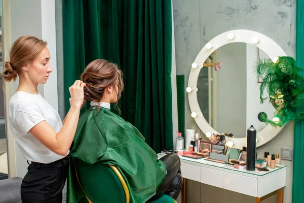 Kuaför Güzellik Salonunda Genç Bir Kadın Için Saç Stili Yapıyor — Stok fotoğraf