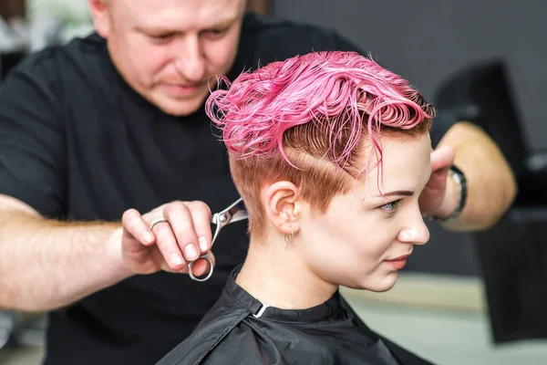 Mężczyzna Pracujący Jako Fryzjer Obcinający Różowe Włosy Klientce Salonie Piękności — Zdjęcie stockowe