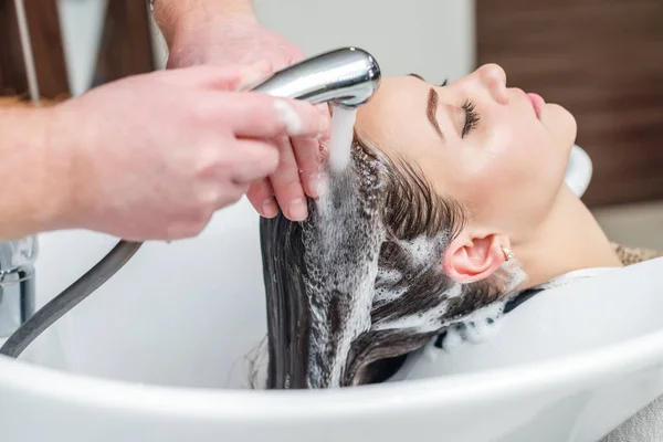 Ruce Mytí Ženských Vlasů Umyvadle Salonu Krásy Zblízka — Stock fotografie