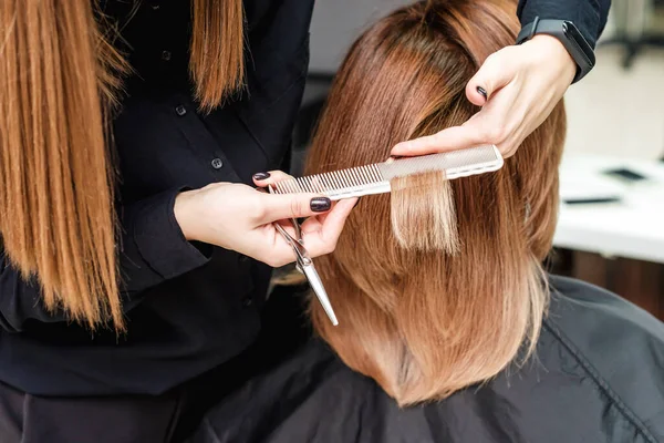 Kuaför Kuaförde Kadın Saçı Kesiyor — Stok fotoğraf
