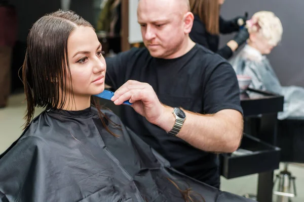 Hair Stylist Het Maken Van Nieuwe Kapsel Voor Mooie Jonge — Stockfoto