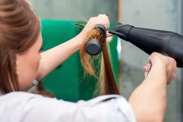 Kapper Drogen Lang Bruin Haar Met Haardroger Ronde Borstel Close — Stockfoto