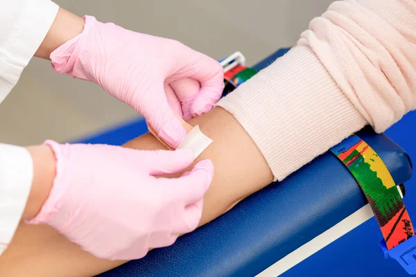 Enfermeira Que Desinfecta Pele Braço Com Algodão Antes Administrar Uma — Fotografia de Stock