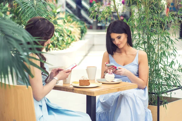 Dos Mujeres Caucásicas Atractivas Jóvenes Están Utilizando Teléfono Inteligente Cafetería — Foto de Stock