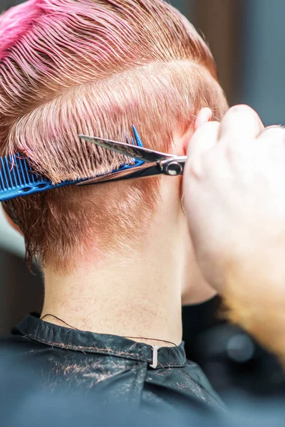 Großaufnahme Einer Männlichen Hand Ist Haareschneiden Mit Der Schere Haare — Stockfoto