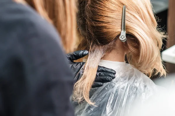 Tingimento Cabelo Mulher Jovem Por Mãos Cabeleireiro Perto — Fotografia de Stock