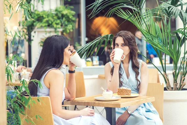 Duas Namoradas Estão Bebendo Café Chá Café Livre Duas Jovens — Fotografia de Stock