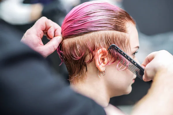 Parrucchiere Pettina Capelli Donna Salone Capelli — Foto Stock