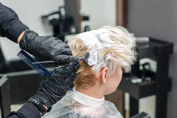 Fryzjer Stosuje Biały Barwnik Włosy Kobiety Salonie Piękności — Zdjęcie stockowe