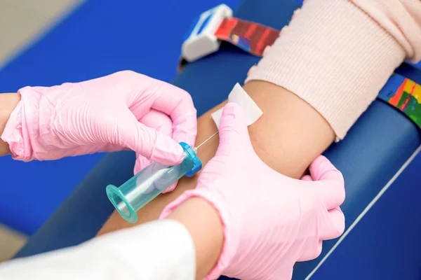 Enfermeira Tira Amostras Sangue Introduzindo Uma Agulha Uma Veia Braço — Fotografia de Stock