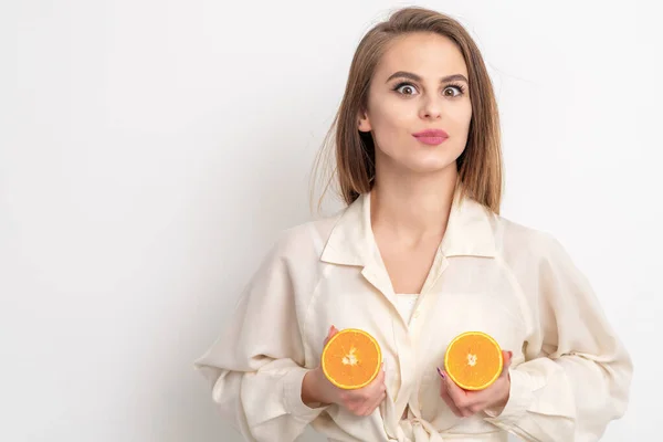 Schöne Junge Frau Hält Zwei Orangenhälften Auf Weißem Hintergrund Mit — Stockfoto