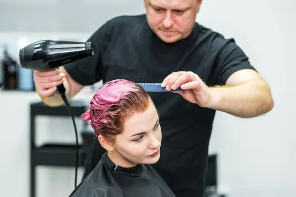 Zbliżenie Profesjonalny Fryzjer Jest Suszenie Kobieta Włosy Widok Tyłu — Zdjęcie stockowe