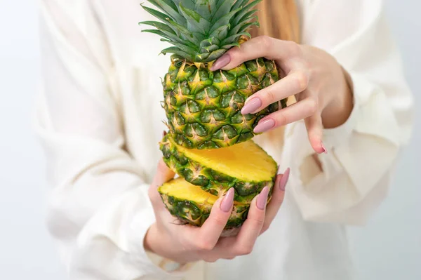 Dłonie Kobiety Trzymające Ananasa Sekcji Zbliżenie — Zdjęcie stockowe