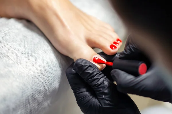 Mani Guanti Neri Stanno Facendo Pedicure Rosse Manicure Sulle Dita — Foto Stock