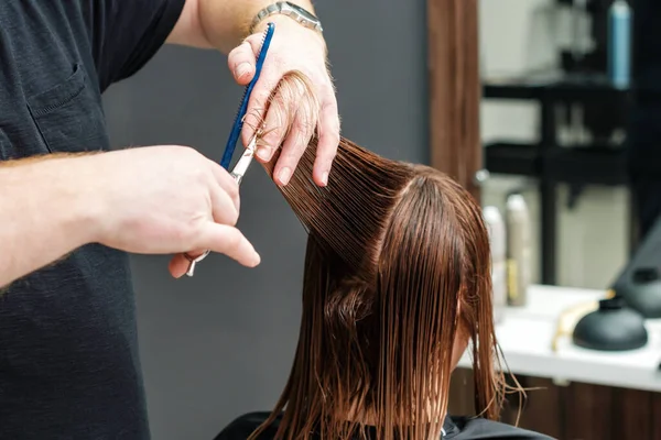 Ręce Fryzjera Obcinają Kobietom Włosy Nożyczkami Salonie Fryzjerskim Koncepcja Fryzury — Zdjęcie stockowe