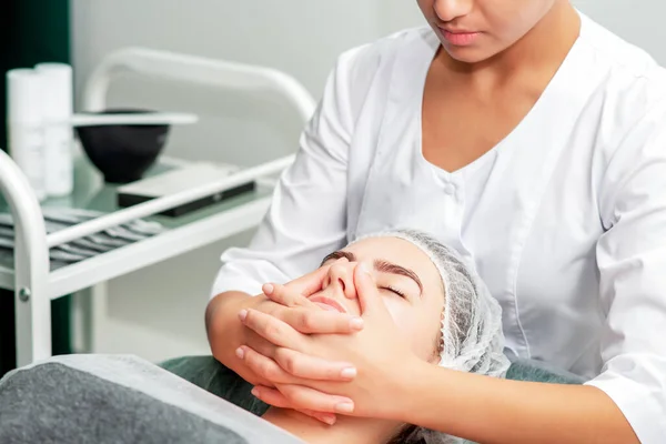 Kinn Massage Von Frau Junge Frau Während Gesichtsmassage Schönheitssalon — Stockfoto