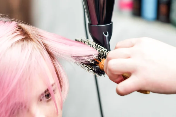 Fryzjer Suszy Różowe Włosy Suszarką Włosów Okrągłą Szczotką Fryzjer Cios — Zdjęcie stockowe