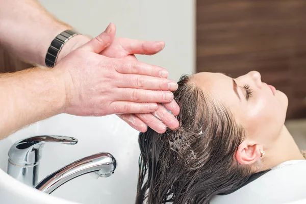 Profesjonalny Fryzjer Myje Włosy Kobiety Zlewie Przed Pocięciem Fryzjera Salon — Zdjęcie stockowe