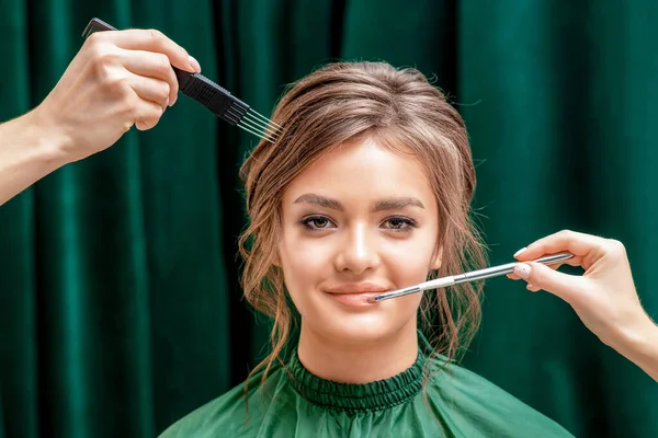 Händer Makeupartister Tillämpa Rosa Läppstift Läppar Och Kamma Hår Ung — Stockfoto