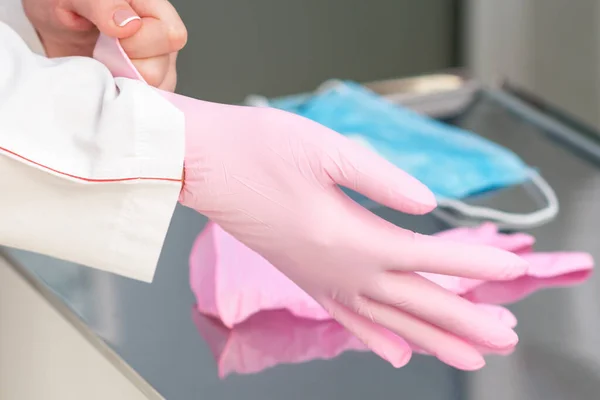 Médico Pone Guantes Látex Rosa Hospital Cerca —  Fotos de Stock