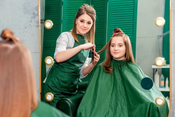 Bella Donna Che Riceve Taglio Capelli Dal Parrucchiere Mentre Guarda — Foto Stock