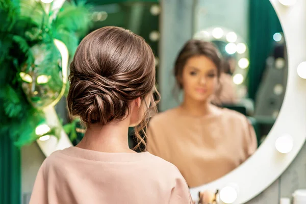 Achteraanzicht Van Mooie Brunette Jonge Vrouw Met Kapsel Voorkant Van — Stockfoto