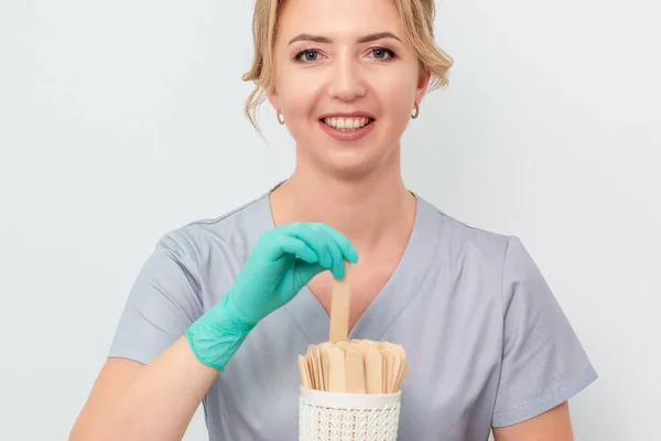 Esteticista Segurando Paus Madeira Para Depilação Açúcar Fundo Branco — Fotografia de Stock