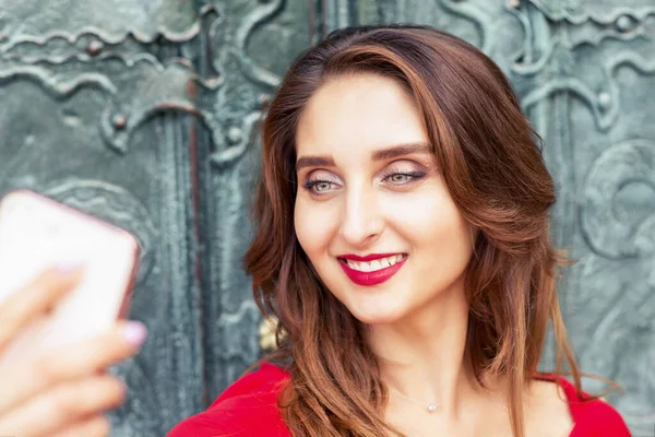 Close Retrato Uma Menina Bonita Está Fazendo Selfie Telefone Inteligente — Fotografia de Stock