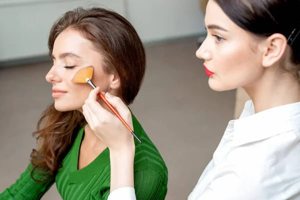Make Artist Använder Makeup Borste Tillämpa Torr Kosmetisk Tonal Foundation — Stockfoto
