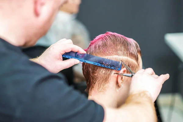 Žena Having Haircut Podle Hairdresser Close — Stock fotografie