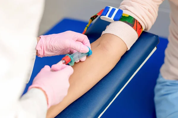 Enfermeira Tira Amostras Sangue Introduzindo Uma Agulha Uma Veia Braço — Fotografia de Stock