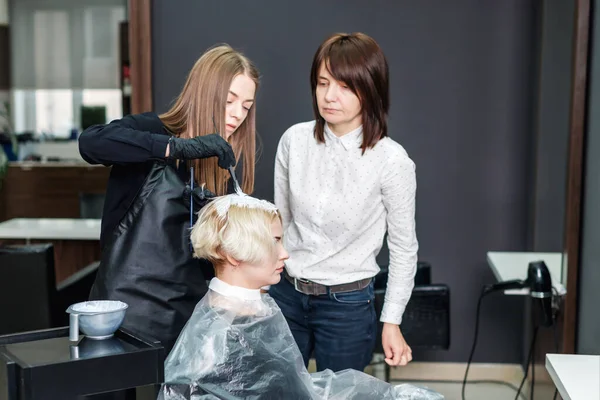 Kobieta Fryzjer Stosujący Biały Barwnik Włosów Kobiety Salonie Fryzjerskim Przestrzeń — Zdjęcie stockowe