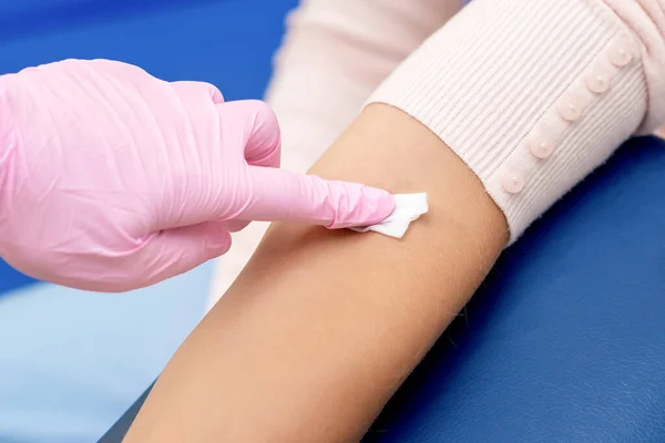在医疗中心注射疫苗前 护士先用棉花消毒臂部皮肤 — 图库照片