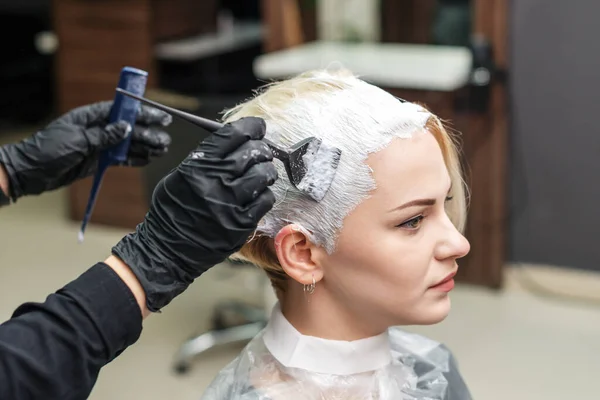 Close Mãos Luvas Pretas Estão Aplicando Cor Branca Cabelo Mulher — Fotografia de Stock