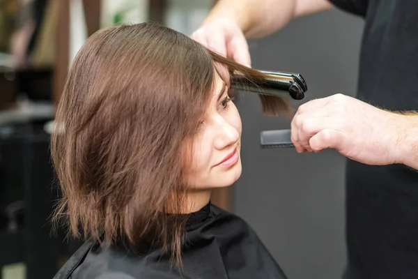 Профессиональный Парикмахер Выпрямляет Каштановые Волосы Выпрямителями Салоне Красоты — стоковое фото